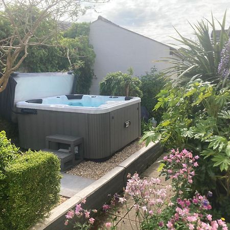 Bryntirion Farmhouse Apartment With Hot Tub Llanfair Caereinion 외부 사진