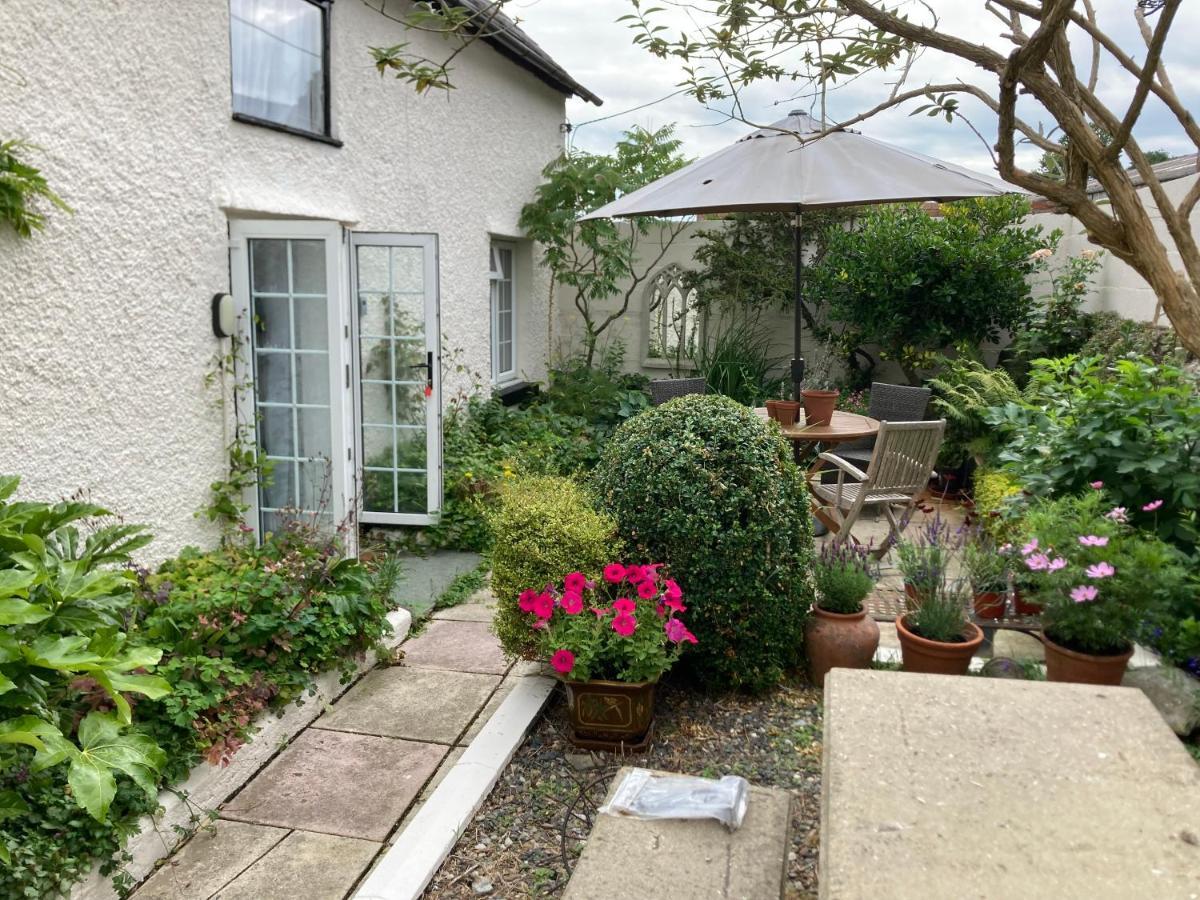 Bryntirion Farmhouse Apartment With Hot Tub Llanfair Caereinion 외부 사진