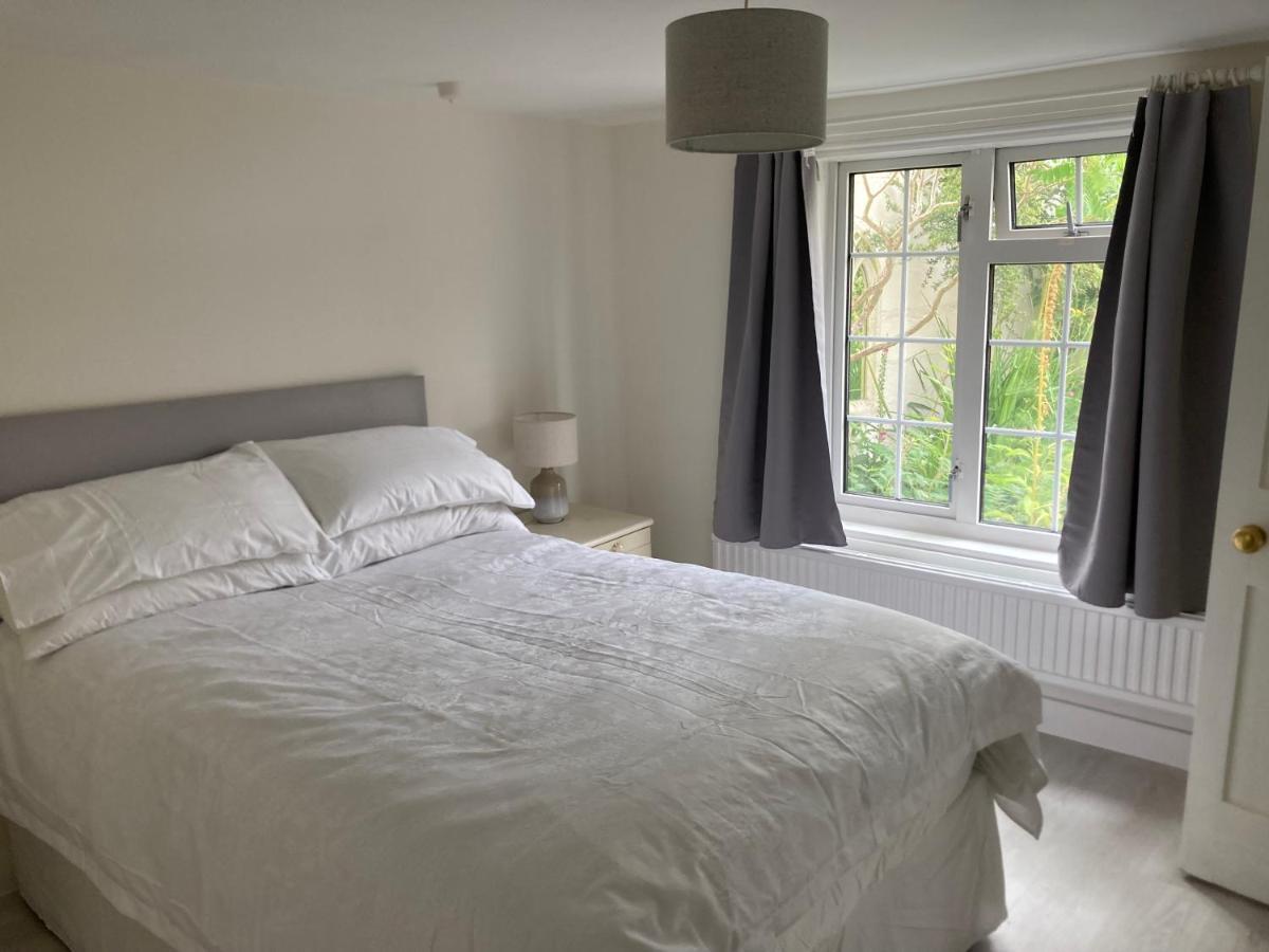 Bryntirion Farmhouse Apartment With Hot Tub Llanfair Caereinion 외부 사진