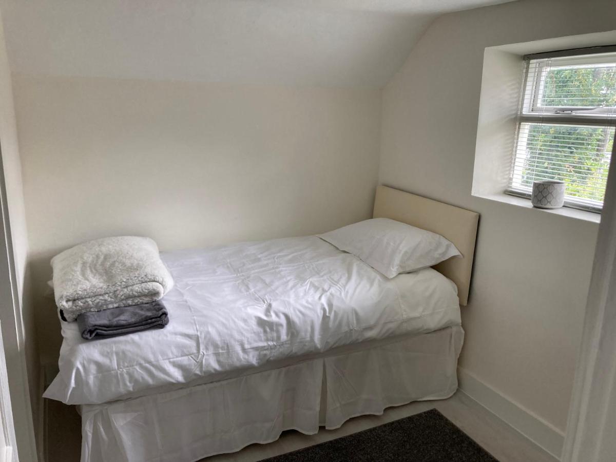 Bryntirion Farmhouse Apartment With Hot Tub Llanfair Caereinion 외부 사진