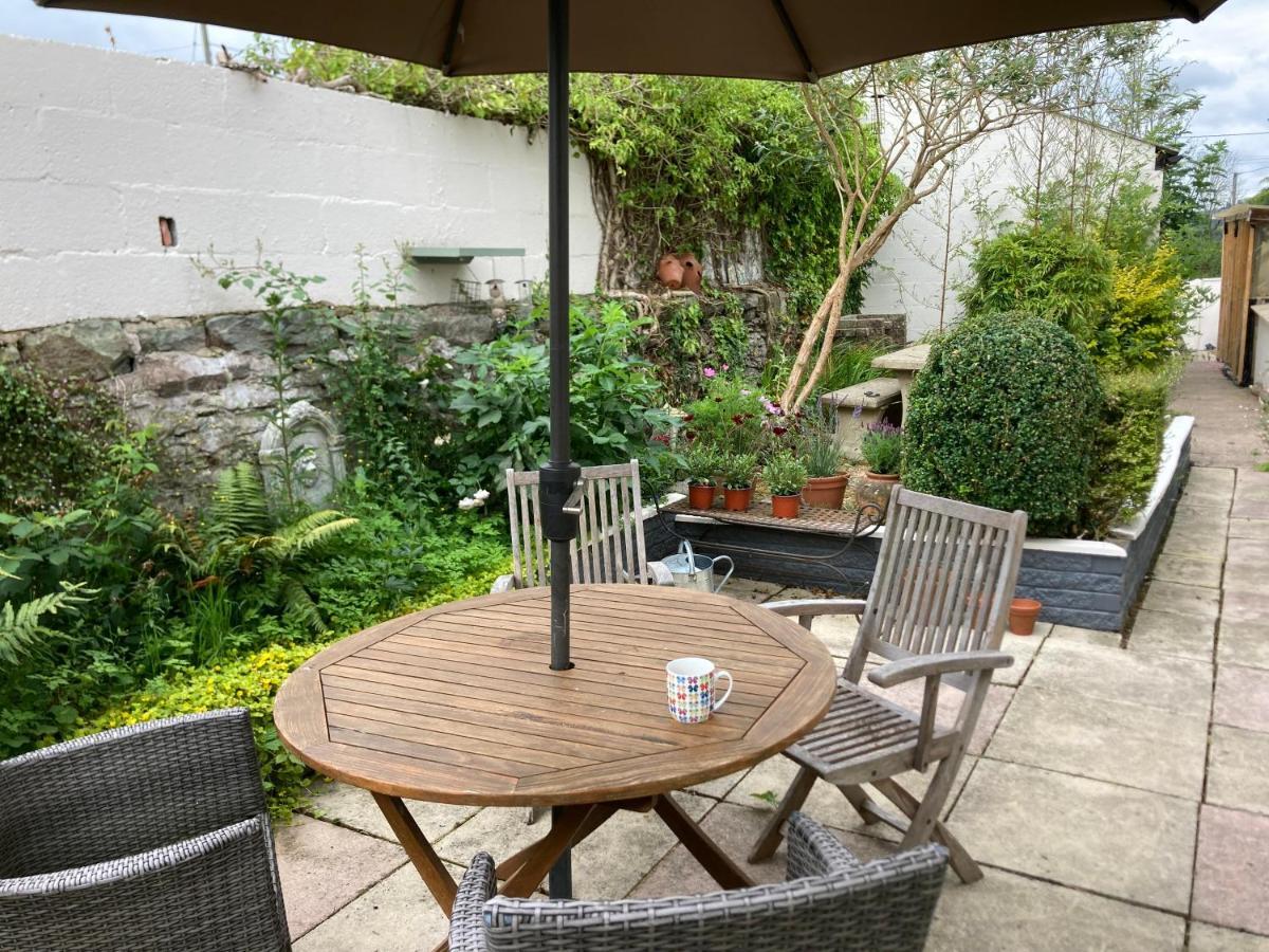 Bryntirion Farmhouse Apartment With Hot Tub Llanfair Caereinion 외부 사진
