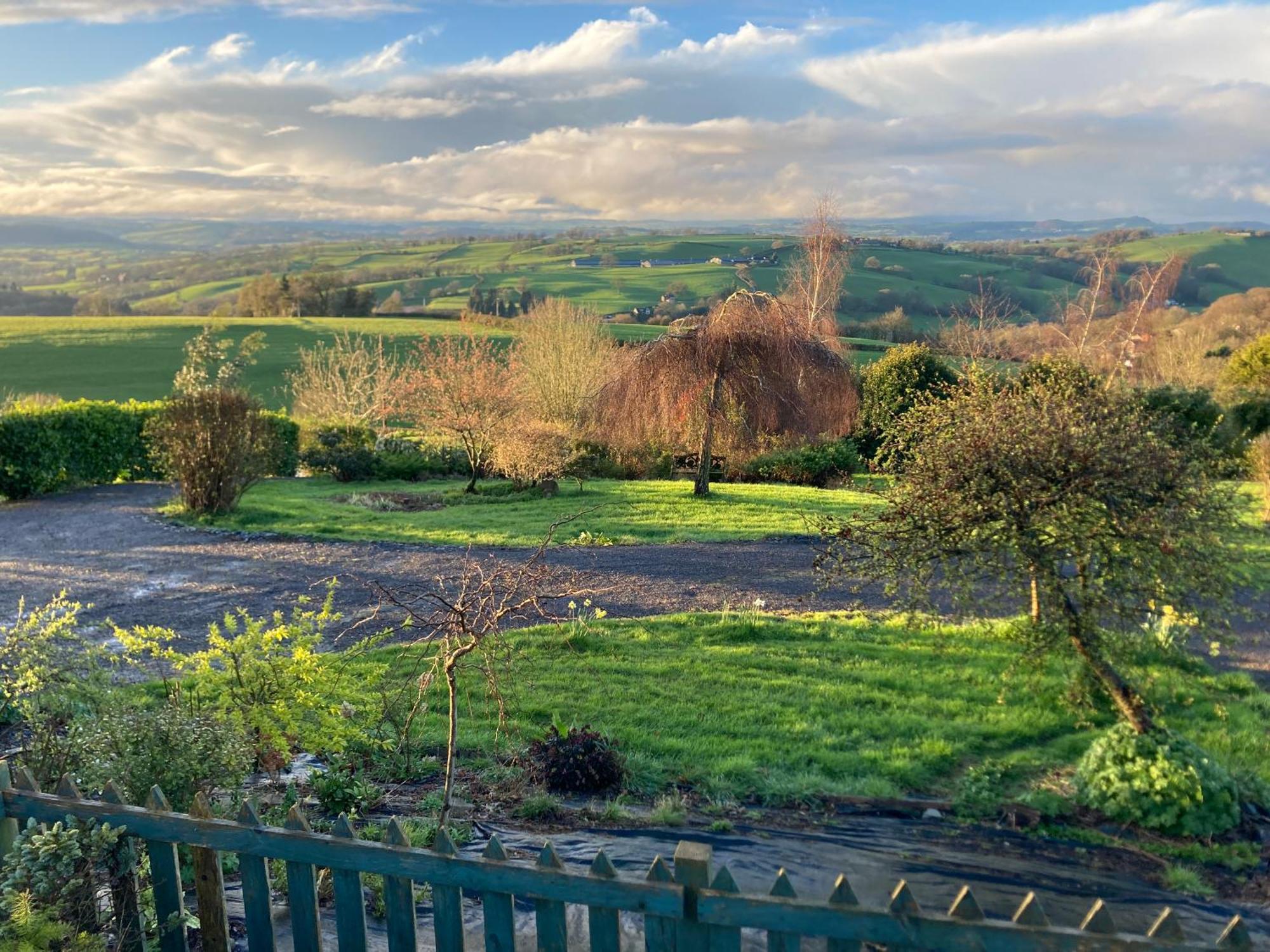 Bryntirion Farmhouse Apartment With Hot Tub Llanfair Caereinion 외부 사진