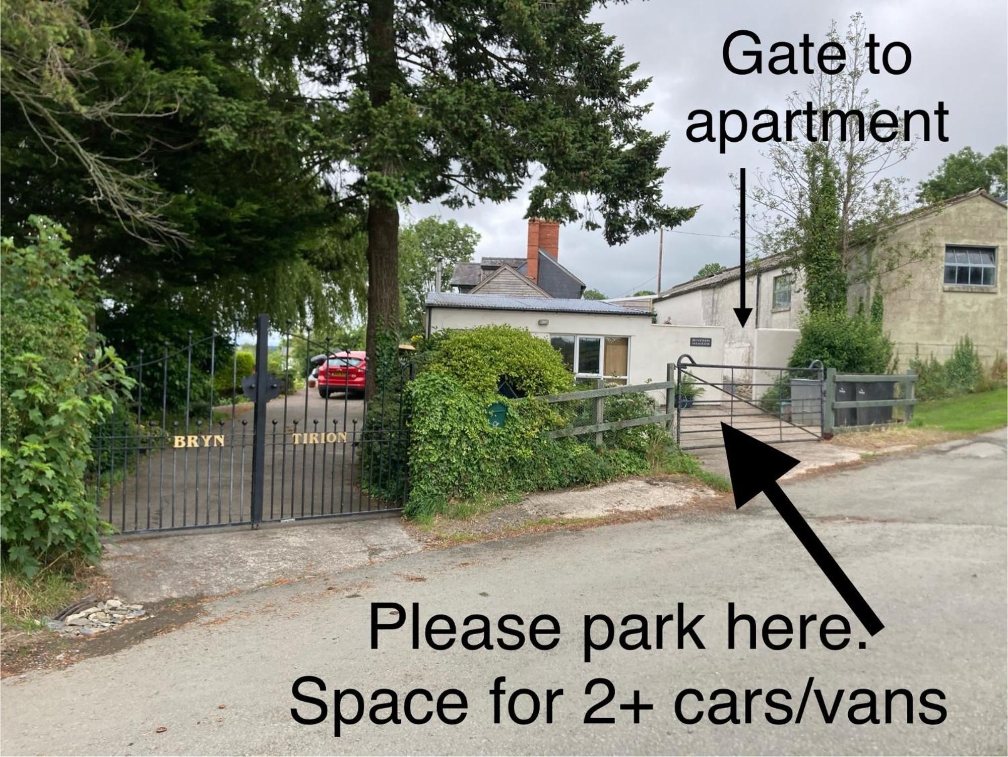 Bryntirion Farmhouse Apartment With Hot Tub Llanfair Caereinion 외부 사진