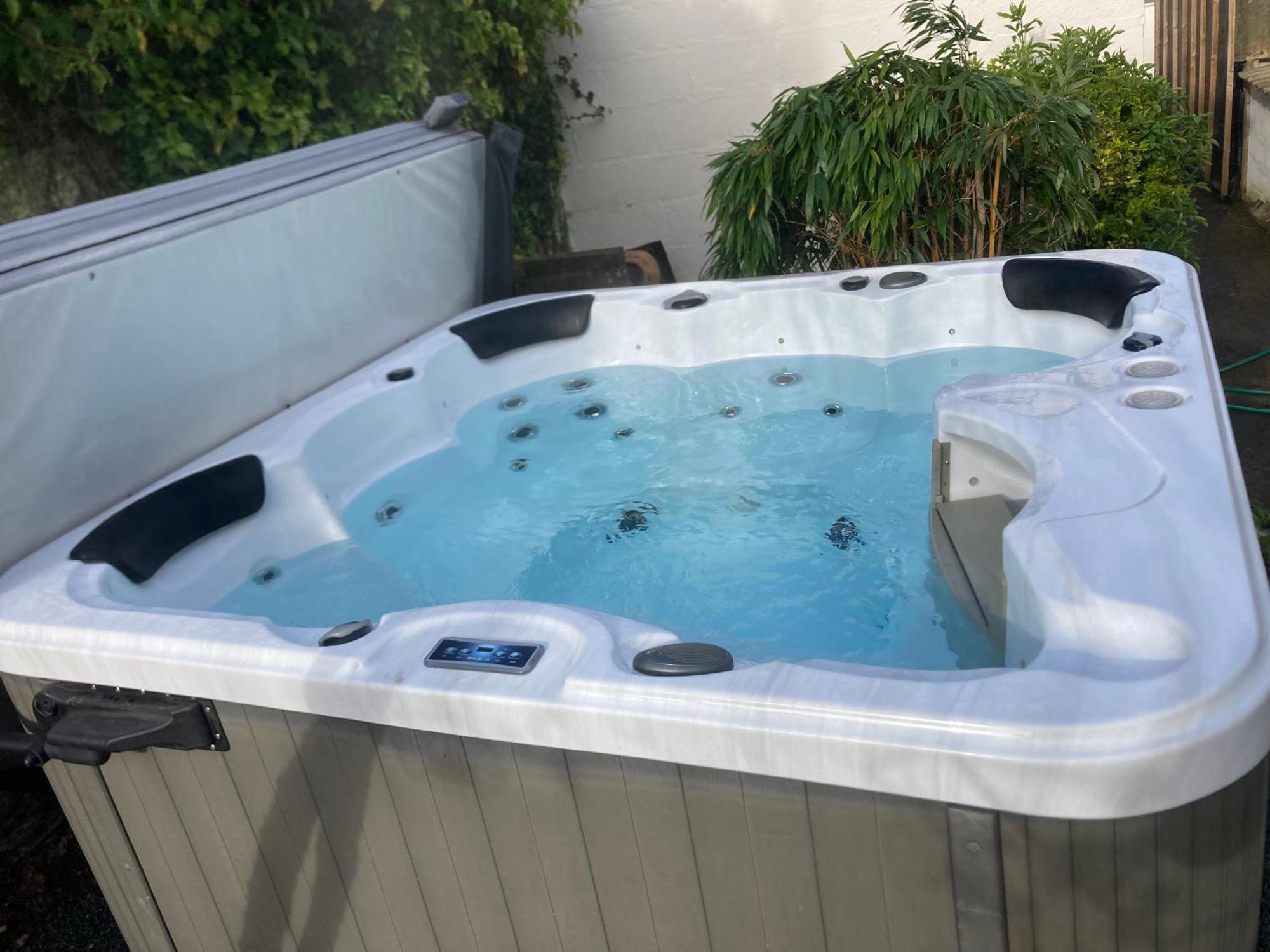 Bryntirion Farmhouse Apartment With Hot Tub Llanfair Caereinion 외부 사진