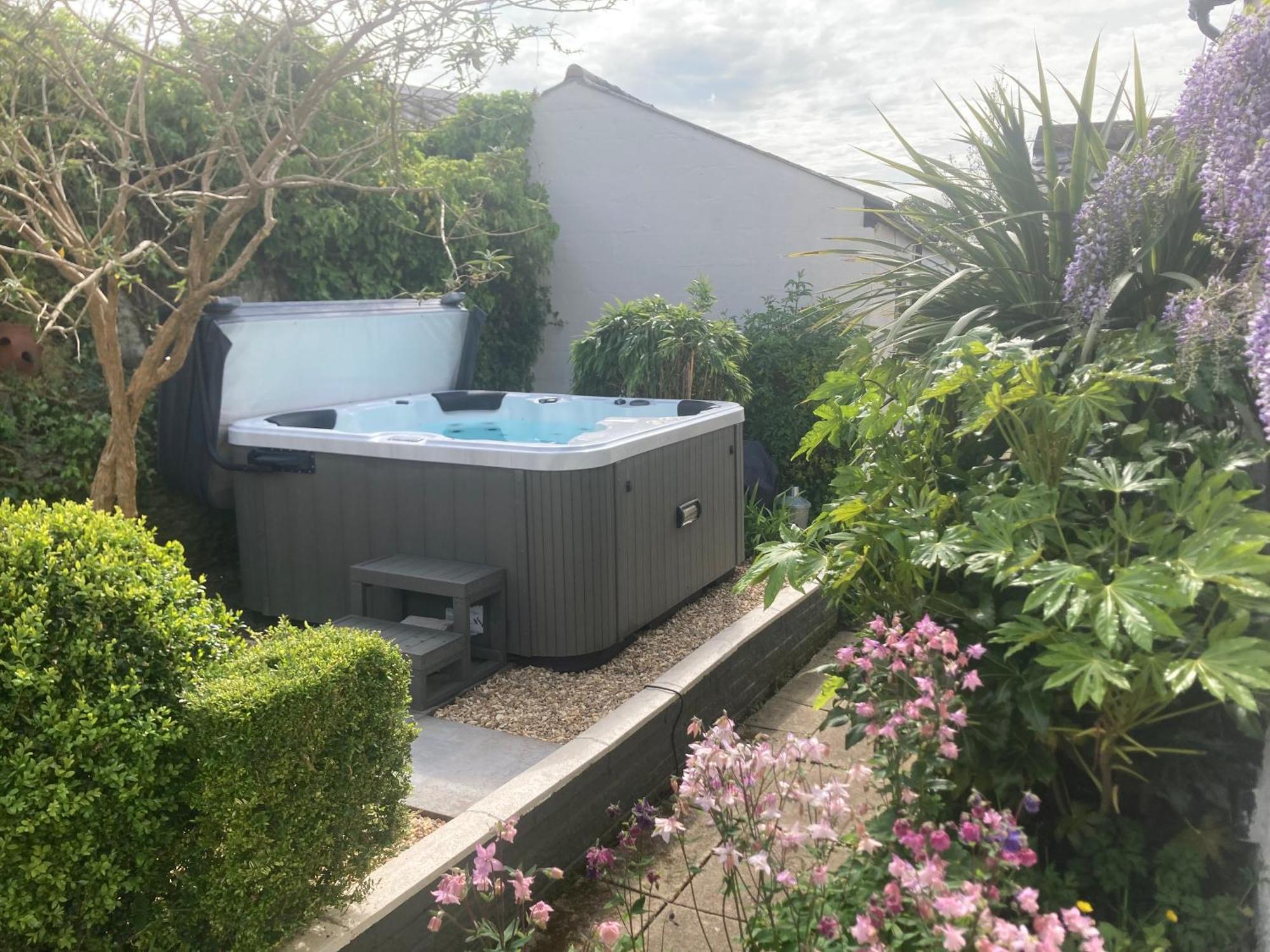 Bryntirion Farmhouse Apartment With Hot Tub Llanfair Caereinion 외부 사진