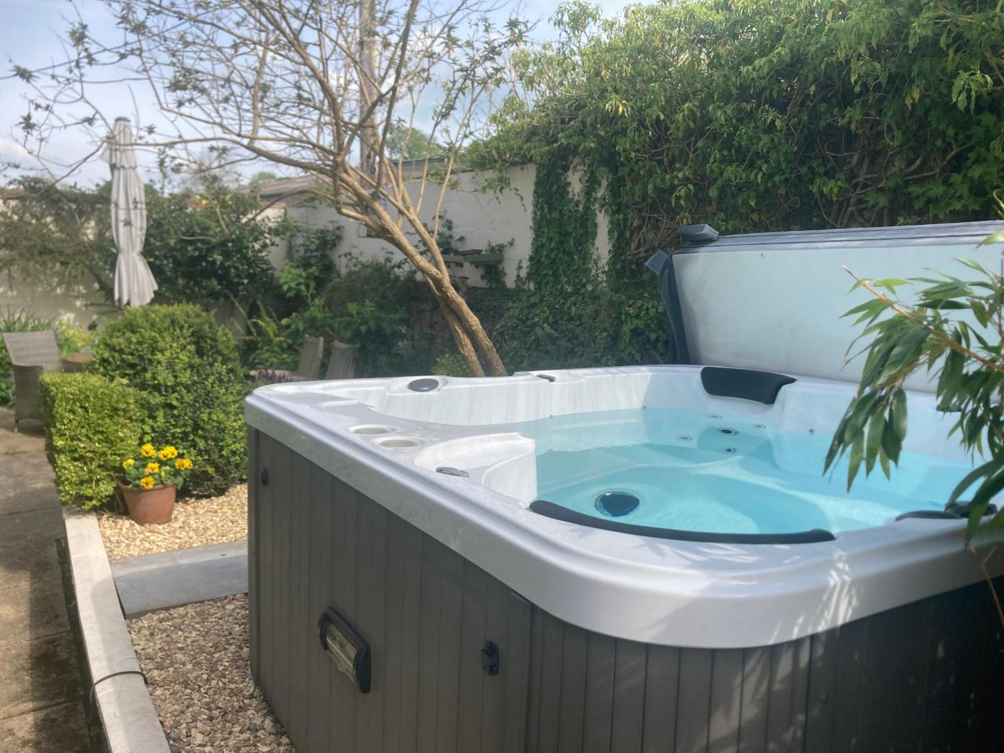 Bryntirion Farmhouse Apartment With Hot Tub Llanfair Caereinion 외부 사진