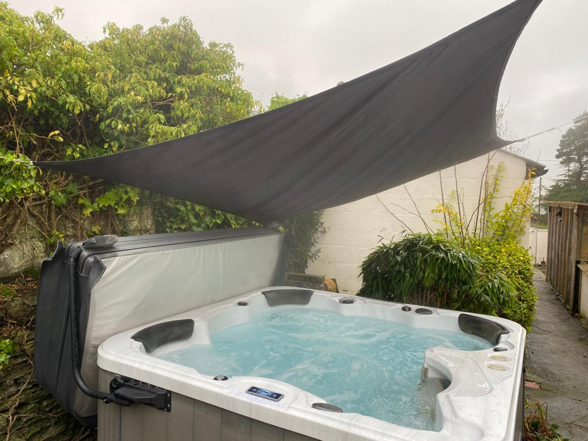 Bryntirion Farmhouse Apartment With Hot Tub Llanfair Caereinion 외부 사진